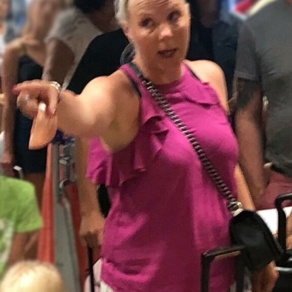 Vapun zen on rakoillut lentokenttäympäristössä aiemminkin. Vuonna 2018 hän joutui sanaharkkaan Rodoksella. Vappu Pimiä