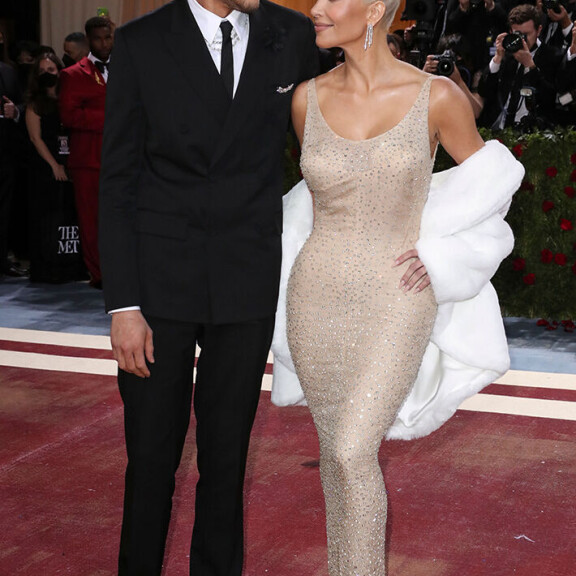 Kimin kulta Pete puki ylleen Diorin puvun. Pariskunta on tapaillut toisiaan viime vuoden lopusta saakka. Kim Kardashian ja Pete Davidson