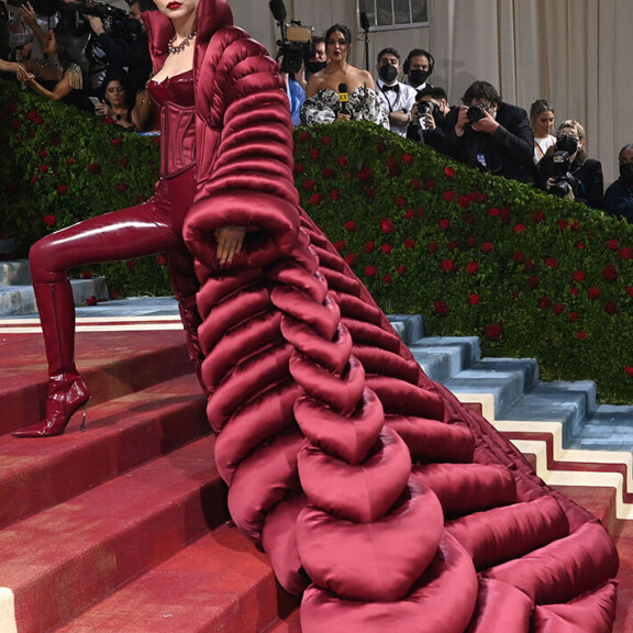 Nicki Minajin antava poviasu, Blake Livelyn kuningatartyyli ja Billie Eilishin unelmaluomus: Seiskan muotipoliisi ratsasi Met-gaalan pukuloiston - katso kuvat! Gigi Hadid