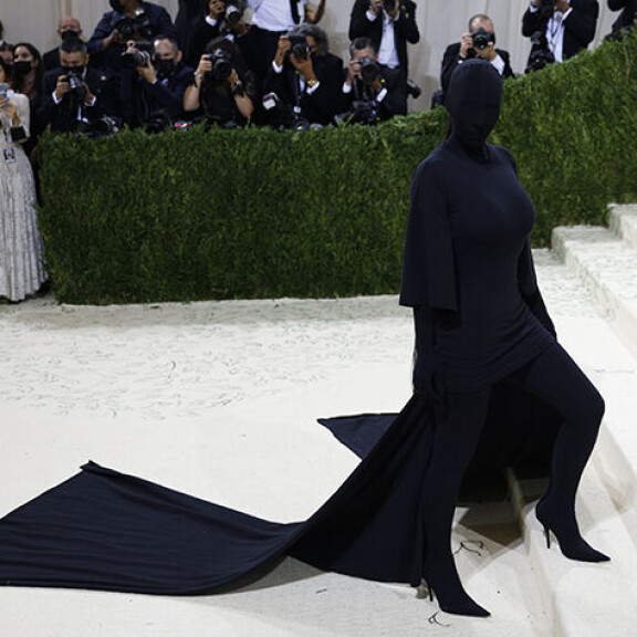 Kim Kardashiania ei tunnista hänen viime syksyn Met-asustaan, mutta jätti ihmisten mieleen ikimuistoisen muotihetken Kim Kardashian