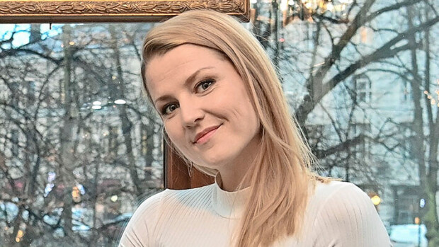 Näkyy läpi! Roope Salmisesta eronnut Helmi-Leena Nummela poseeraa läpikuultavassa valkoisessa paidassa helmi-leena nummela