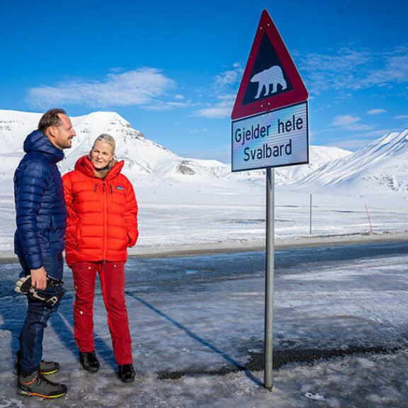 Haakon ja Mette-Marit ihmettelivät reissullaan Huippuvuorten eksoottisia varoituskylttejä. Norjan kruununprinssipari Haakon ja Mette-Marit