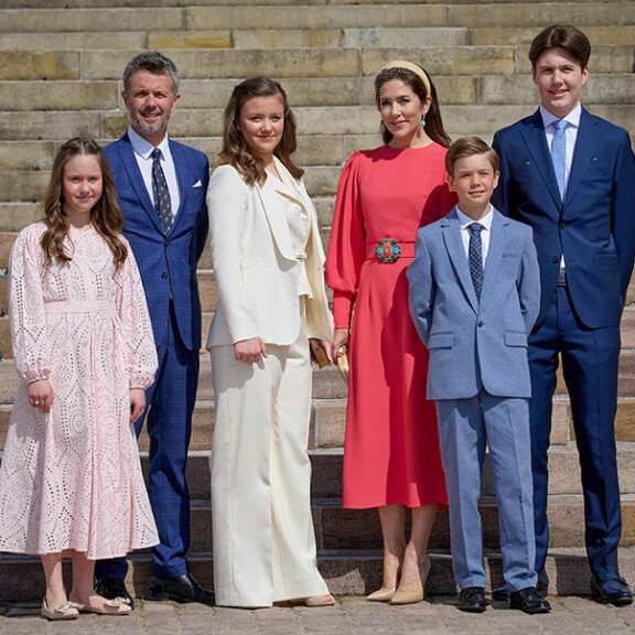 Kruununprinssipari poseerasi katraansa kanssa perinteisessä rippipäivän potretissa linnan edustalla. Tanskan kruununprinssipari Frederik ja Mary, prinssit Christian ja Vincent sekä prinsessat Isabella ja Josephine