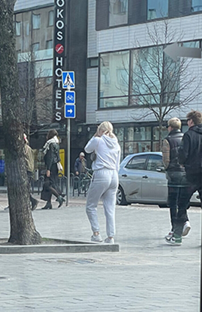 Williamin Burberryn paita erottui selkeästi joukosta Lahden kaduilla. Silminnäkijän mukaan hän viihtyi mysteeriblondin kanssa. William ja mysteeriblondi