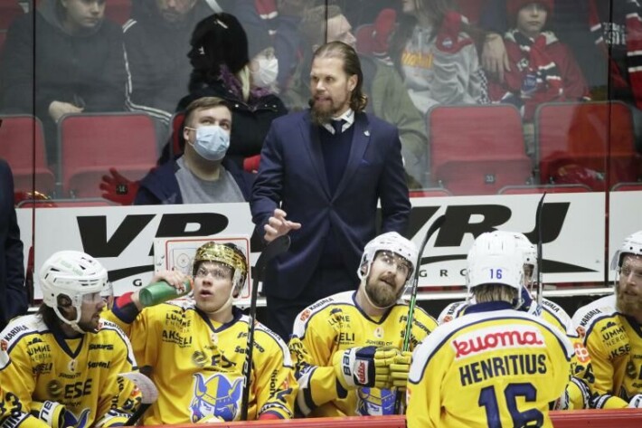 HIFK:lle mestaruuden keväällä 1998 ratkaissut Olli Jokinen on nykyään Jukureiden päävalmentaja. HIFK:lle mestaruuden keväällä 1998 ratkaissut Olli Jokinen on nykyään Jukureiden päävalmentaja.