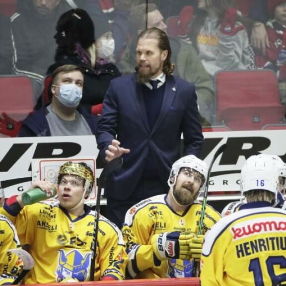 HIFK:lle mestaruuden keväällä 1998 ratkaissut Olli Jokinen on nykyään Jukureiden päävalmentaja. HIFK:lle mestaruuden keväällä 1998 ratkaissut Olli Jokinen on nykyään Jukureiden päävalmentaja.