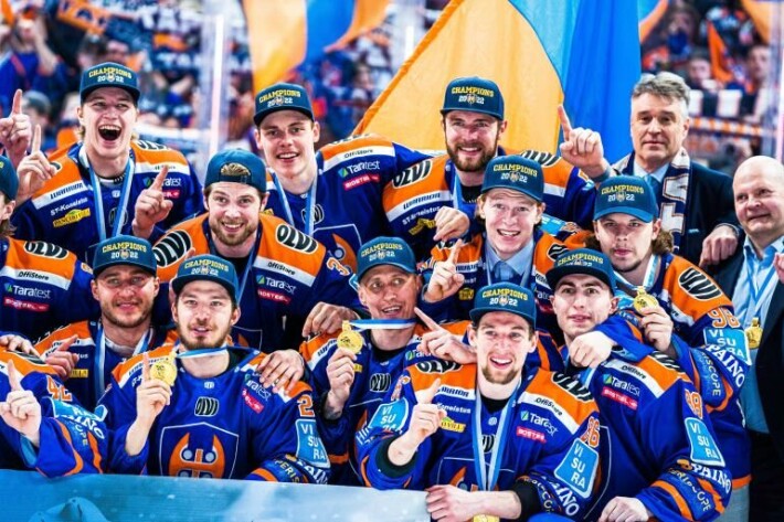 Tampereen Tappara – Suomen mestareita 2022 ja mestaruusjuhlien tuoma ikuinen veljeysside. Tampereen Tappara - Suomen mestareita ja ikuinen veljeysside.
