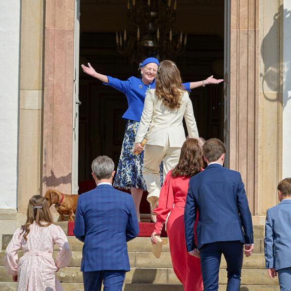 Isoäiti Margareeta otti rippilapsen sydämellisesti vastaan juhla-aamuna. Kuningatar Margareeta ja prinsessa Isabella
