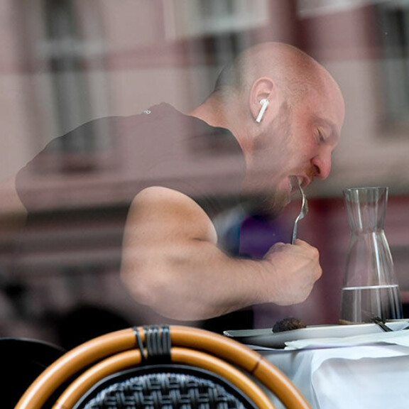 Lihapallerot katosivat Onnin suuhun vauhdilla. Onni syö