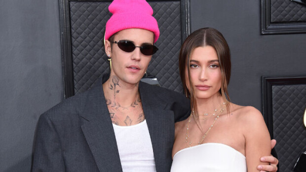 Hailey Bieber avoimena veritulpastaan - ambulanssi kiidätti sairaalaan kesken aamupalan Justin ja Hailey Bieber
