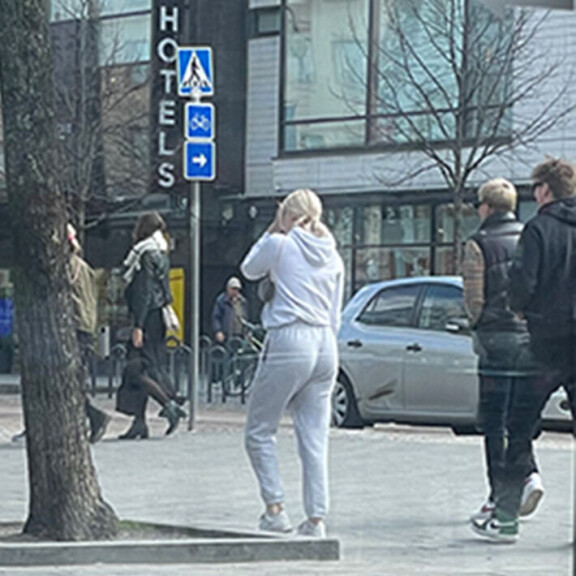 Williamin Burberryn paita erottui selkeästi joukosta Lahden kaduilla. Silminnäkijän mukaan hän viihtyi mysteeriblondin kanssa. William ja mysteeriblondi