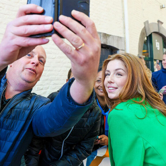 Englannissa nykyään asuva Alexia suostui selfiekuviin ihailijoidensa kanssa. Prinsessa Alexia