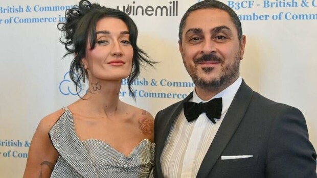 Arman Alizad ja kuvankaunis Senay Coco ällistyivät: brittihovin prinssi hakeutui heti suomalaisparin juttusille – ”Tulihan se aivan yllätyksenä” Senay Coco & Arman Alizad.