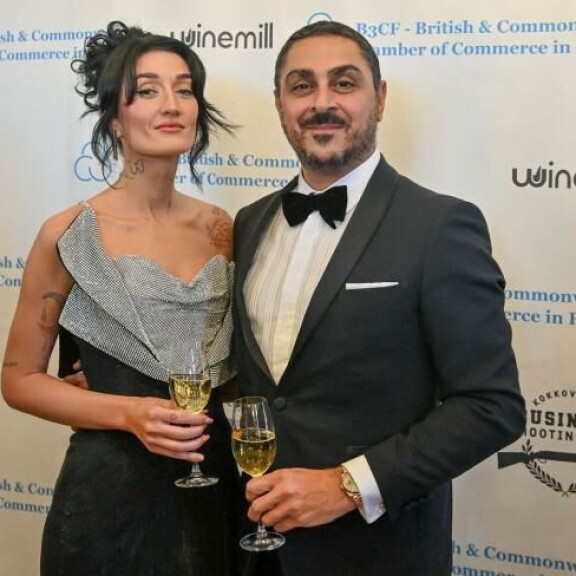 Senay Coco ja Arman Alizad olivat äimän käkenä juteltuaan brittihovin prinssin kanssa. Senay Coco ja Arman Alizad olivat äimän käkenä juteltuaan brittihovin prinssin kanssa.