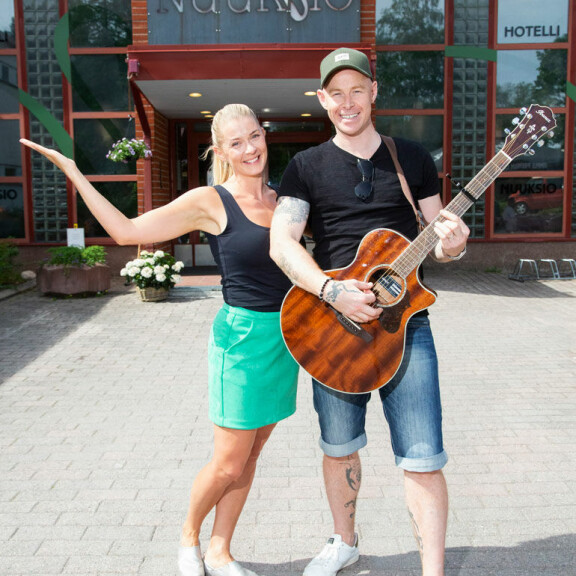 Monika on ollut naimisissa vuodesta 2016 brittiläisen Darren McStayn kanssa. Pariskunnalla on kaksi lasta. Monika on ollut naimisissa vuodesta 2016 brittiläisen Darren McStayn kanssa.