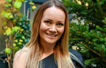 "Alasti Hietsuun uimaan" - Marja Hintikka avautuu podcastissa kaoottisesta persoonallisuudestaan