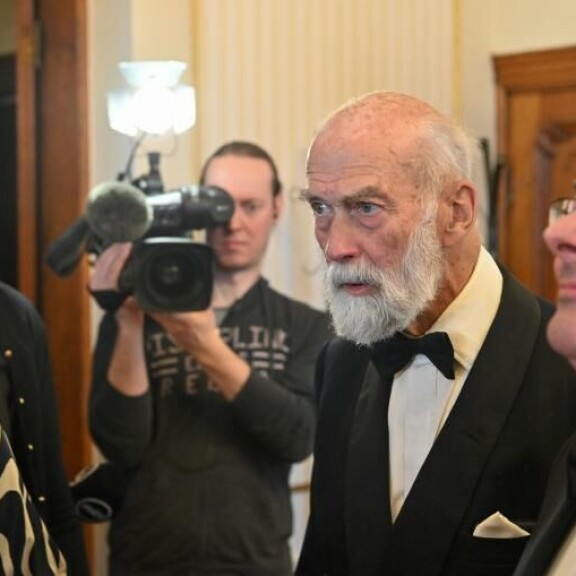 Kentin prinssi Michael, 79, saapui Helsingin Svenska Klubbenille kameramiehet kannoillaan. Kentin prinssi Michael, 79, saapui Helsingin Svenska Klubbenille kameramiehet kannoillaan.