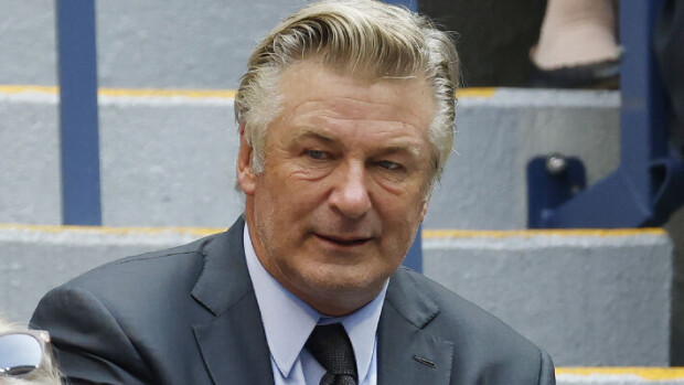 Asekohussa ryvettynyt Alec Baldwin kävi lounaalla, palkaksi sakot - paparazzikuvat! Alec Baldwin