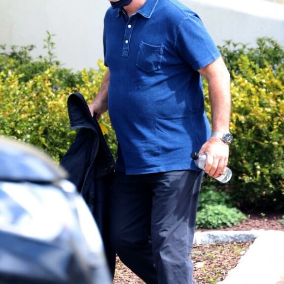 Alec köpötteli vailla huolen häivää East Hamptonissa. Alec Baldwin