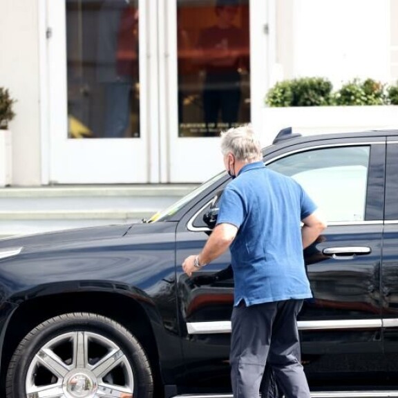 Hän bongasi keltaisen sakkolipukkeen ökyauton tuulilasissa. Alec Baldwin