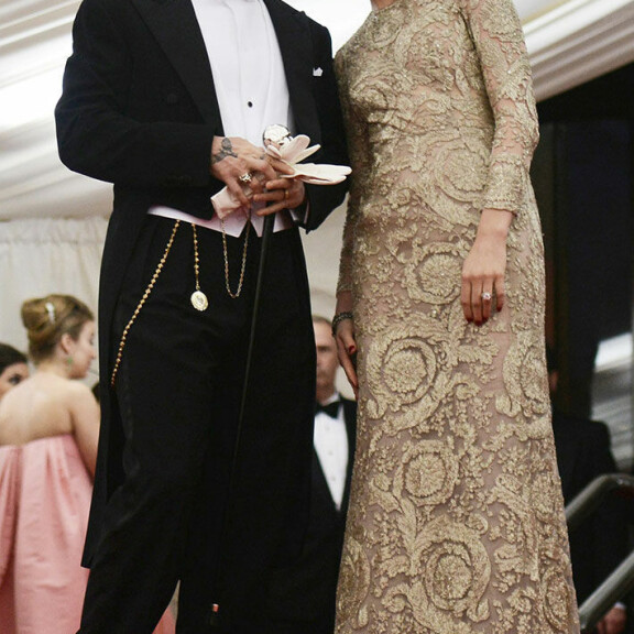 Tuore kihlapari saapui Voguen päätoimittaja Anna Wintourin emännöimään gaalaan keväällä 2014. Johnny Depp ja Amber Heard
