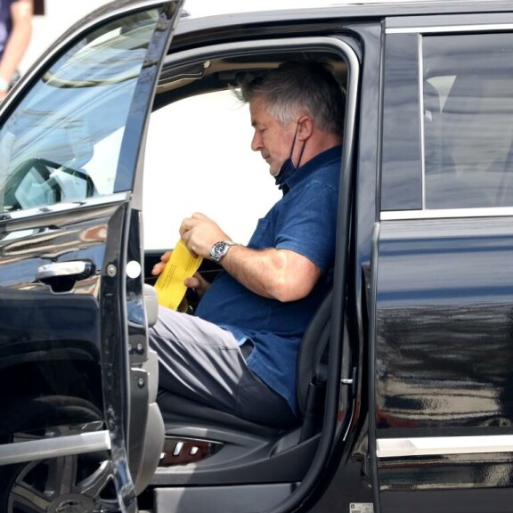 Alec tutkaili parkkisakkoa tyytymättömän näköisenä. Alec Baldwin