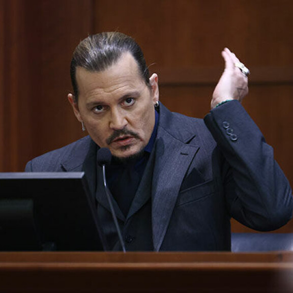 Johnny kertoi oikeudelle Amberin väkivaltaisesta käytöksestä. Vaimo oli muun muassa heittänyt häntä viinapullolla ja murskannut hänen sormensa oven väliin. Johnny Depp