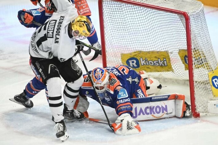 Tappara vei nimiinsä ensimmäisen finaaliottelun, vaikka TPS:n Markus Nurmi rymistelikin kirvesrintojen maalille. Tappara vei nimiinsä ensimmäisen finaaliottelun, vaikka TPS:n Markus Nurmi rymistelikin kirvesrintojen maalille.