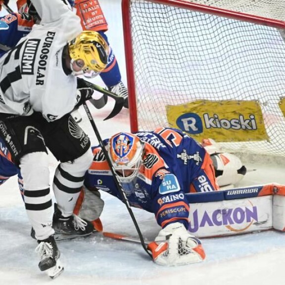 Tappara vei nimiinsä ensimmäisen finaaliottelun, vaikka TPS:n Markus Nurmi rymistelikin kirvesrintojen maalille. Tappara vei nimiinsä ensimmäisen finaaliottelun, vaikka TPS:n Markus Nurmi rymistelikin kirvesrintojen maalille.