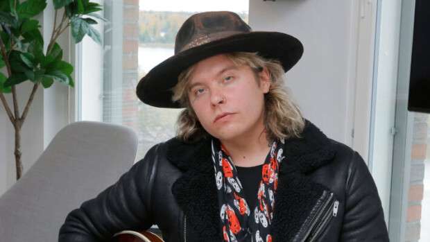 Sinkkupäivät ohi? Archie Cruz pussailee intohimoisesti norjalaisen kaunottaren kanssa - kuva! archi cruz