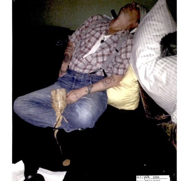 Johnnyn oikea käsi on syvällä taskussa, joten se todistaa hänen mielestään kuvan lavastetuksi. Johnny Depp