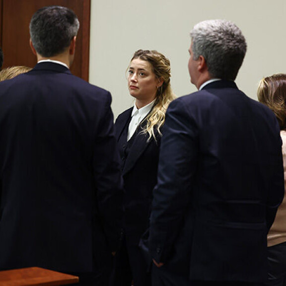 Väsymys paistaa Amberin kasvoilta. Amber Heard