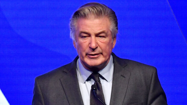 Alec Baldwinin ampumatapaturman käsittely jatkuu - tuotantoyhtiöllä lasku maksettavana Alec Baldwin