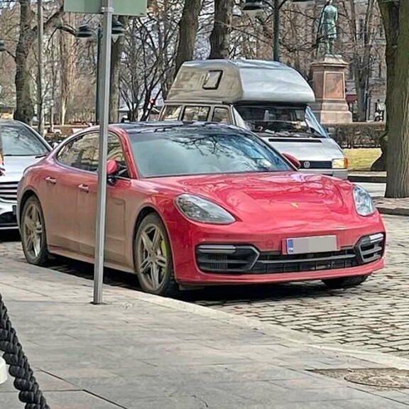 Likaisella ökyautolla kurvaillut Uniikki herätti terassikansan huomion – kuva! Uniikin auto
