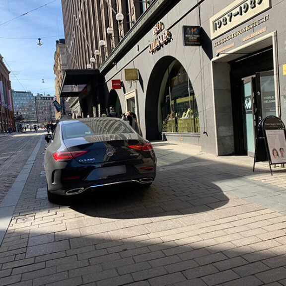 - Liekö Martina ollut jalokiviostoksilla Tillanderin liikkeeseen? Seiskan lukija aprikoi. parkki