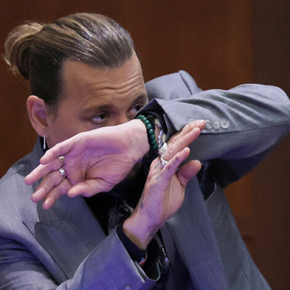 Johnny näytti käsillään, miten hän suojautui raivoavalta vaimoltaan. Johnny Depp