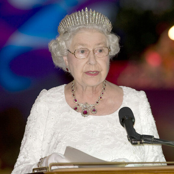 Näköisnuken tiara jäljittelee Elisabetin 'häätiaraa', jota hän käytti myös valtiovierailulla Trinidad-Tobagossa 2009. Kuningatar Elisabet