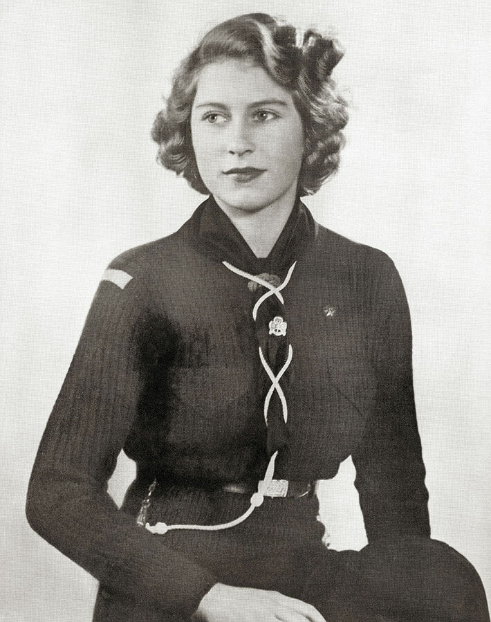 Vuonna 1943 Elisabet poseerasi partiolaisten asussa. Prinsessa Elisabet