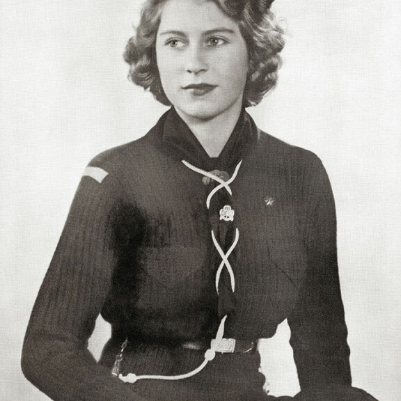 Vuonna 1943 Elisabet poseerasi partiolaisten asussa. Prinsessa Elisabet