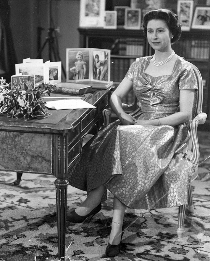 Nuori kuningatar kuvattuna vuonna 1957 radioidun joulupuheen jälkeen. Kuningatar Elisabet