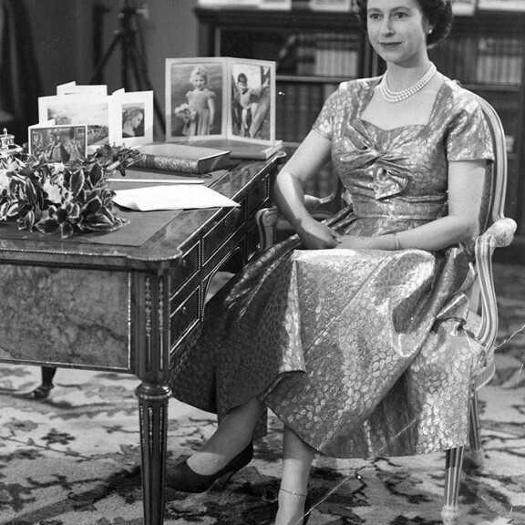 Nuori kuningatar kuvattuna vuonna 1957 radioidun joulupuheen jälkeen. Kuningatar Elisabet