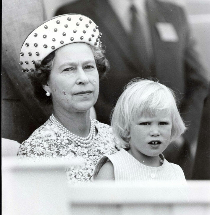 Zara Phillips seurasi isoisänsä Philipin ratsastusta mummin sylistä kesällä 1984. Kuningatar Elisabet ja Zara Phillips