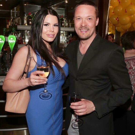 Markolla ja Suvilla on yhteinen lapsi, jonka lähellä isä haluaa erosta huolimatta asua. Markolla ja Suvilla on yhteinen lapsi, jonka lähellä isä haluaa erosta huolimatta asua.