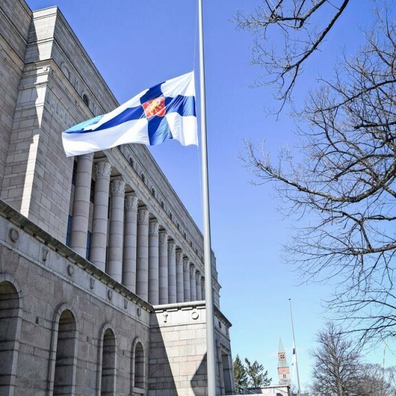 Eduskunnassa muistettiin kansanedustajaa suruliputuksella. Eduskunnassa muistettiin kansanedustajaa suruliputuksella.