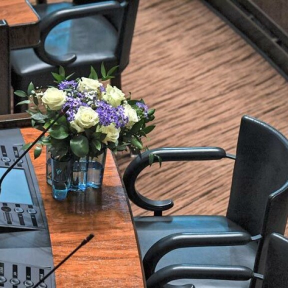 Eduskunnassa vietettiin tiistaina hiljainen hetki poismenneen edustajakollegan muistolle. Eduskunnassa vietettiin tiistaina hiljainen hetki poismenneen edustajakollegan muistolle.