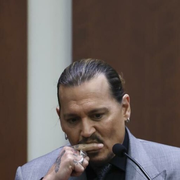 Johnny vetoaa lapsuudentraumoihinsa. Johnny Depp