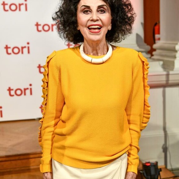 Liike-elämän vaikuttaja Lenita on voimanainen, joka ei koskaan innostunut Speden ehdottamasta yhteistyöstä. – Ei hänellä olisi kyllä fyrkatkaan riittäneet! teräväkielinen Lenita lataa. Liike-elämän vaikuttaja Lenita on voimanainen, joka ei koskaan innostunut Speden ehdottamasta yhteistyöstä. – Ei hänellä olisi kyllä fyrkatkaan riittäneet! teräväkielinen Lenita lataa.