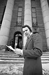 28-vuotias tuore kansanedustaja kapusi Eduskuntatalon rappusia helmikuussa 1976.
