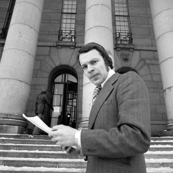 28-vuotias tuore kansanedustaja kapusi Eduskuntatalon rappusia helmikuussa 1976. 28-vuotias tuore kansanedustaja kapusi Eduskuntatalon rappusia helmikuussa 1976.