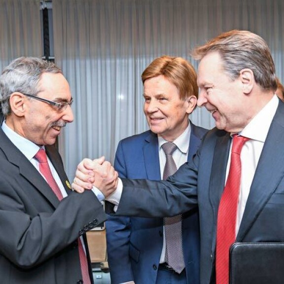 Ike oli eduskunnan pitkäaikaisin kansanedustaja. Vuonna 2019 hän onnitteli Ben Zyskowiczia ja Mauri Pekkarista, jotka olivat olleet eduskunnassa 40 vuotta. Ikelle työvuosia kertyi 46. Ike oli eduskunnan pitkäaikaisin kansanedustaja. Vuonna 2019 hän onnitteli Ben Zyskowiczia ja Mauri Pekkarista, jotka olivat olleet eduskunnassa 40 vuotta. Ikelle työvuosia kertyi 46.